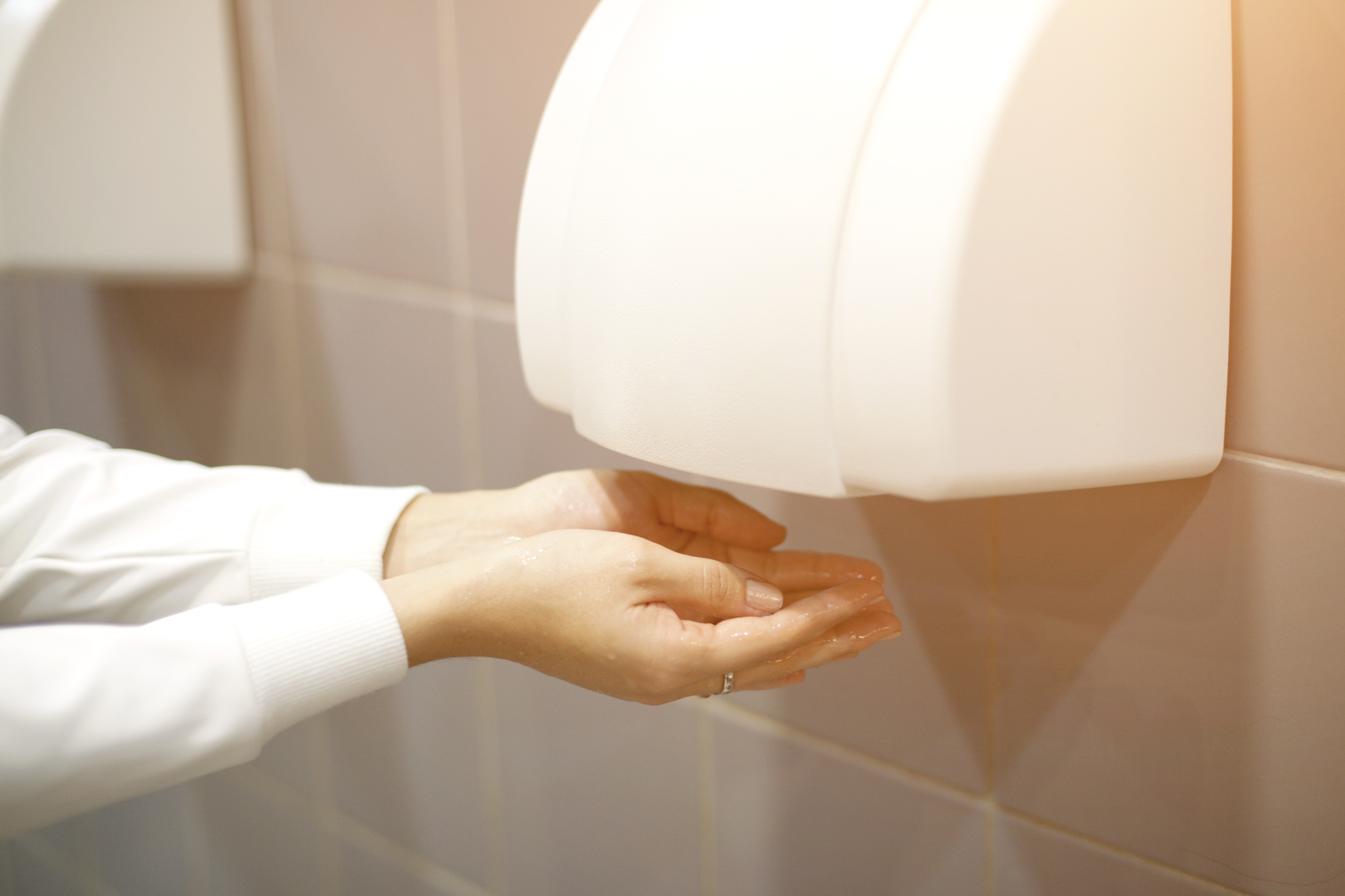 Рука настенная. Сушилка hand Dryer. Сушилка для рук в туалете. Сушилка для рук в общественном туалете. Сушилка для рук электрическая в санузле.